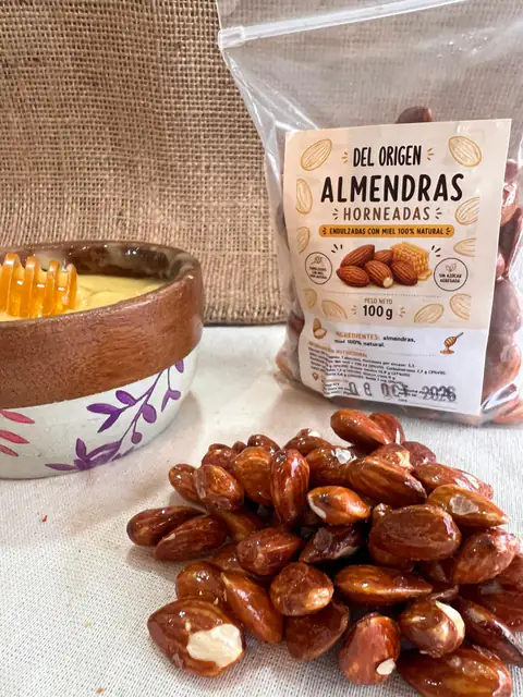 Almendras horneadas junto a su paquete de 100 g