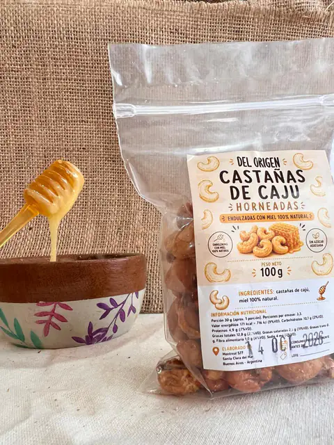 Paquete de castañas de cajú horneadas con miel y un bowl con miel