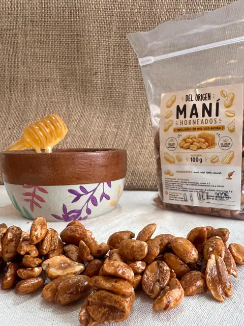 Maní horneado junto a su paquete de 100 g