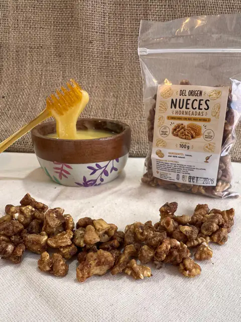Nueces horneadas junto a su paquete de 100 g