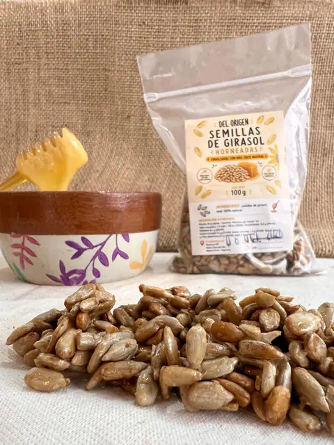Semillas de girasol horneadas junto a su paquete de 100 g