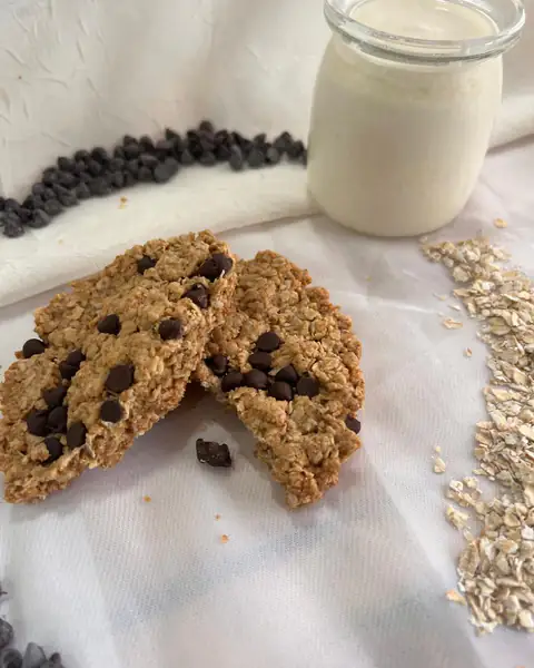 Galletitas de avena con chips de chocolate, una partida al medio