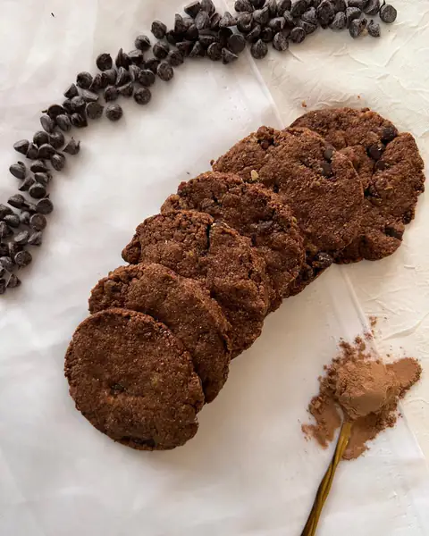 Galletitas integrales de puro cacao junto a chips de chocolate y cacao en polvo