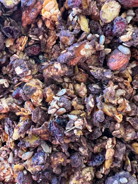 Primer plano de granola crocante bañada en chocolate con frutos secos