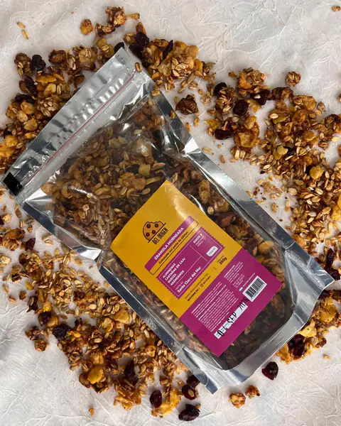 Paquete de granola Del Origen rodeado de granola horneada